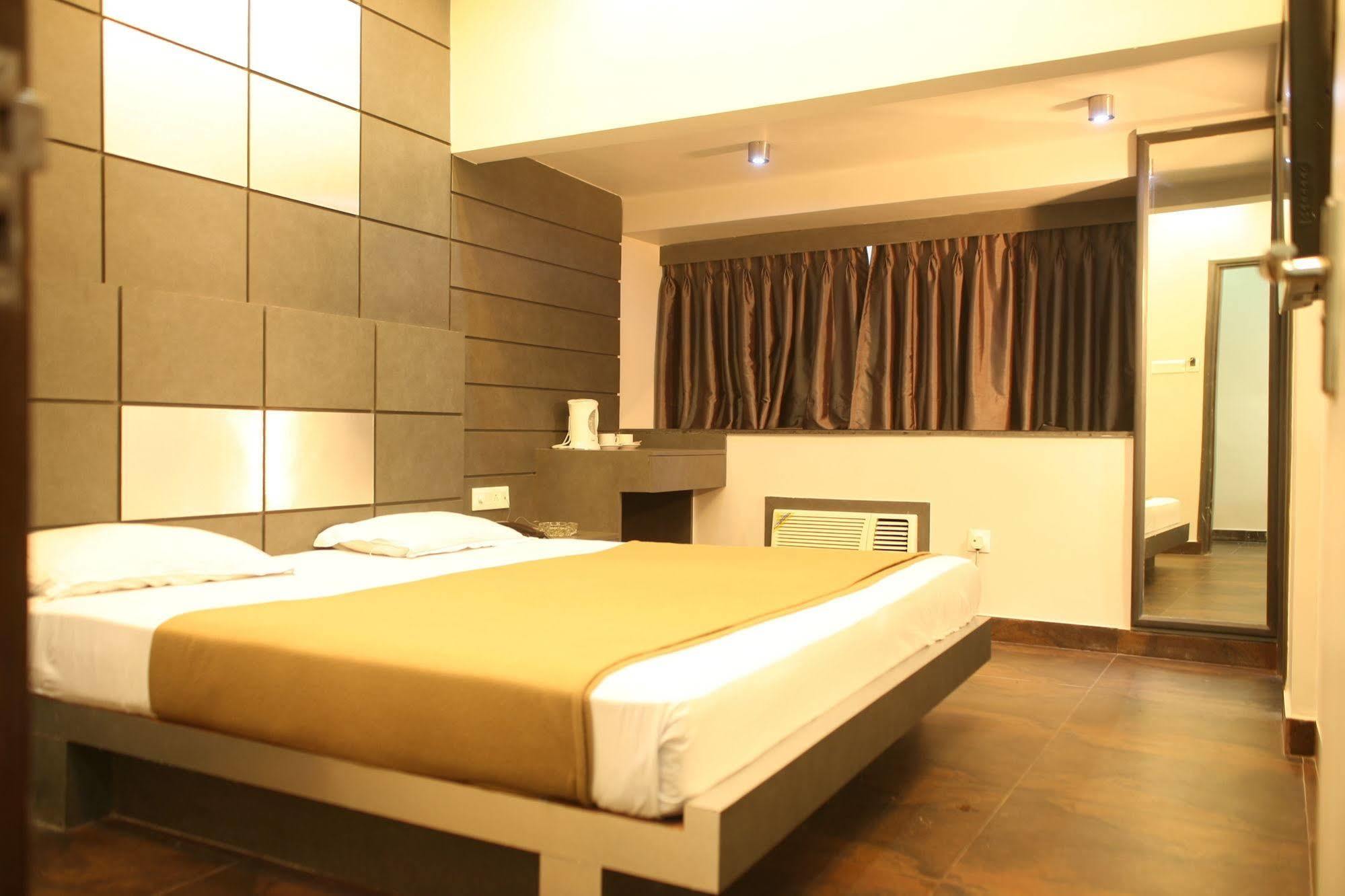 Hotel Trimoorti Calcutta Eksteriør billede