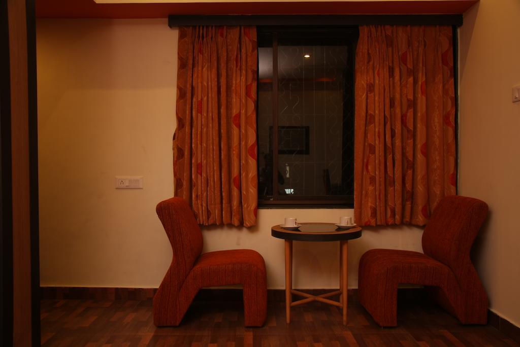 Hotel Trimoorti Calcutta Værelse billede